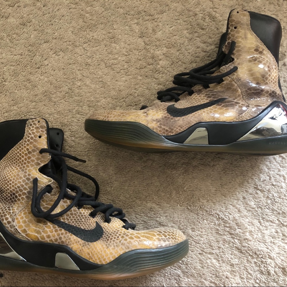 Kobe 9 EXT Snakeskin
Mens size 8.5